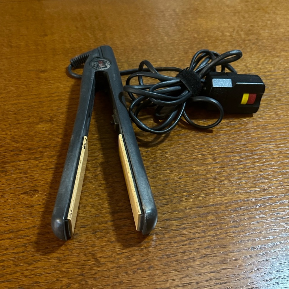 Chi Flat Iron Hair Straightener.  Black & Gold.  Still works great.